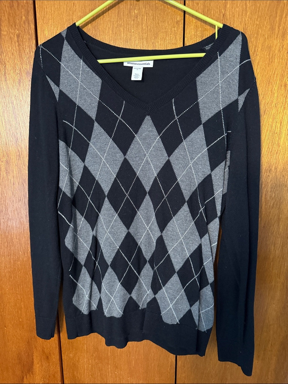 Women's Black & Gray Argyle V-Neck Pullover